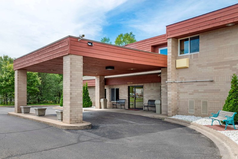 Coratel Inn & Suites By Jasper River Falls,Hudson>>Black River Falls,2 star