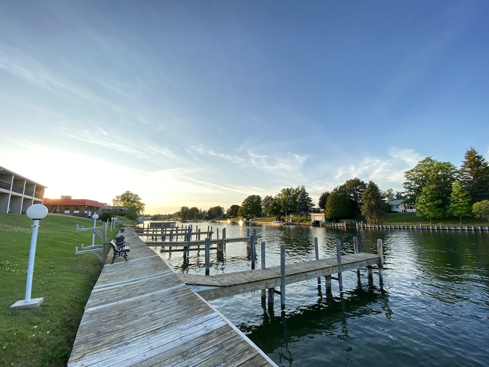 Fleetwood Inn & Suites,Cheboygan County>>Cheboygan,2 star