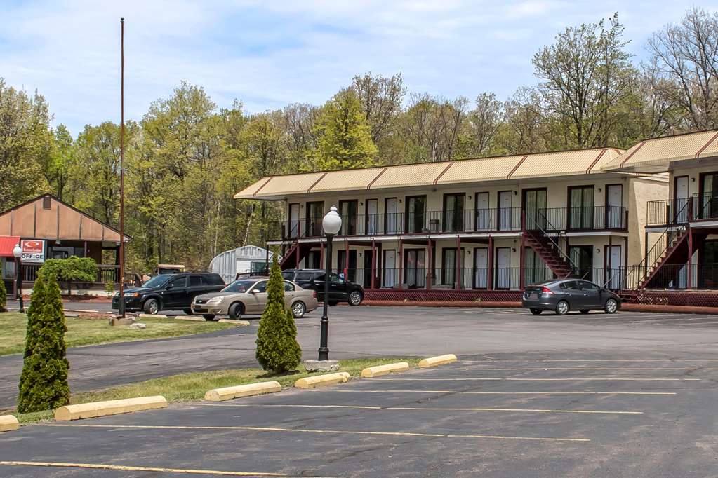 Econo Lodge Inn & Suites,Hazleton>>Crystal Lake,2 star