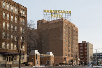 ambassador hotel milwaukee trademark collection by wyndham