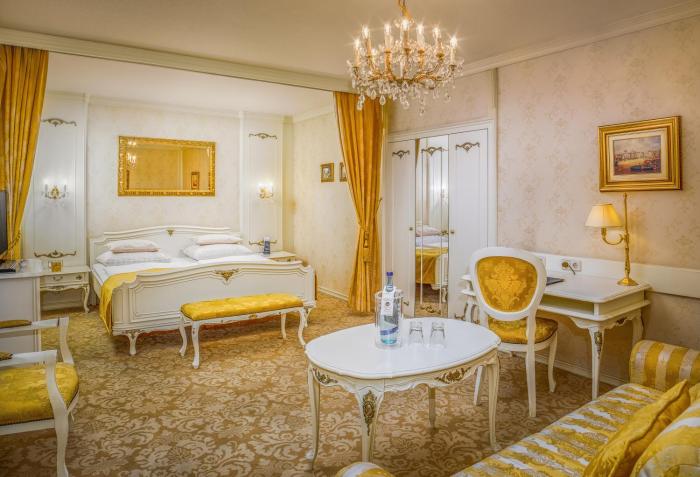 Schlosshotel Römischer Kaiser,Annagasse 16,4 star