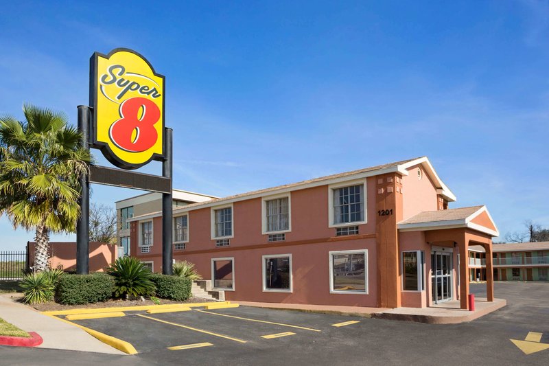 super 8 by wyndham austin downtown capitol area