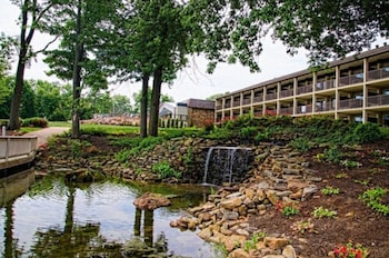 Fourwinds Lakeside Inn & Marina,Bloomington>>Bedford,3 star