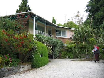 Glowworm Motel,Hangatiki>>Hamilton,2.5 star