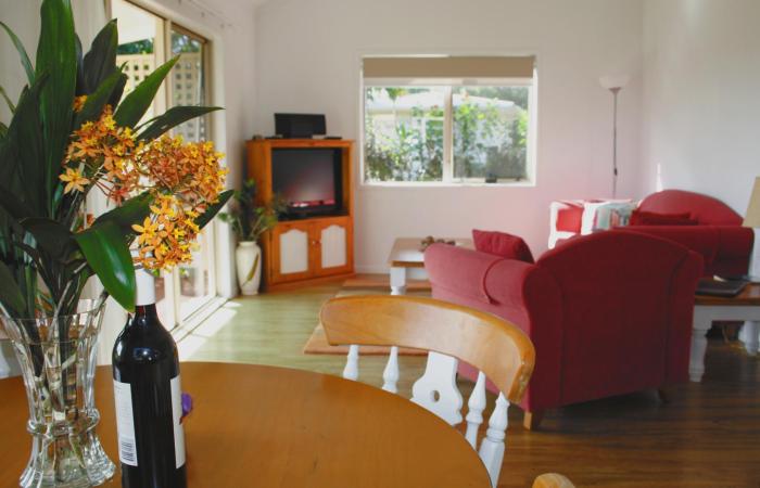 Poinciana Cottages,Kingston>>Burnt Pine,4 star
