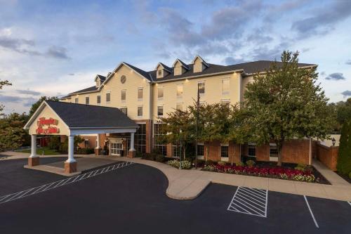 hampton inn and suites state college at williamsburg square