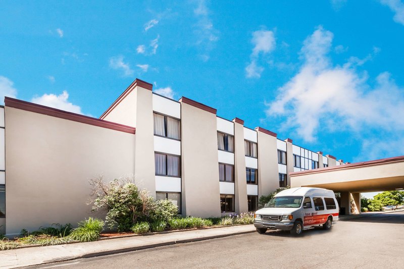 Ramada Hotel & Conference Center By Wyndham Lansing