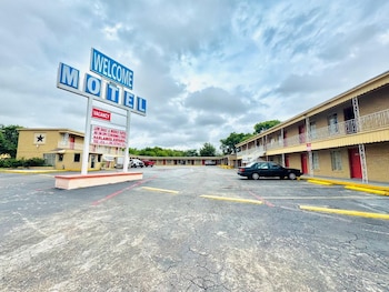 Welcome Motel,817 East Veterans Memorial Boulevard,0 star