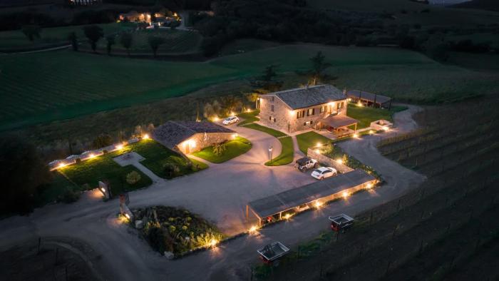 paradiso di cacuci traditional tuscan vineyard and villa