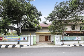 Spot On 90744 Kost Alika,,2 star