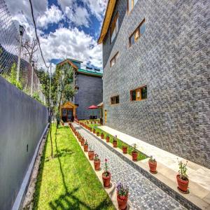 Snow Peak Homestay By Stayapart,Srinagar>>Choubattakhal,3 star