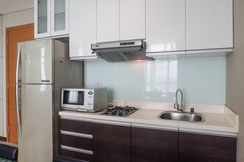 vibrant luxurious 2br apartment at aryaduta residence connected to cito mall