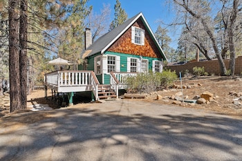 Oak Nesting - Great Chalet Style Cabin At The End Of The Street With Rustic Stone Gas Log Fireplace! 2 Bedroom Chalet,41496 Oak Street,0 star