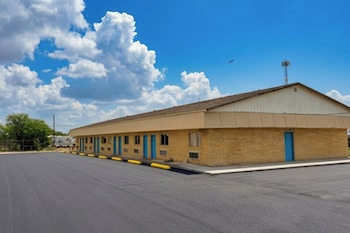 Champions Inn,11704 Hwy 90 West,2 star