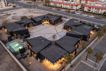 Blackhaus Suites By Avantstay,421 S Calle Encilia,0 star