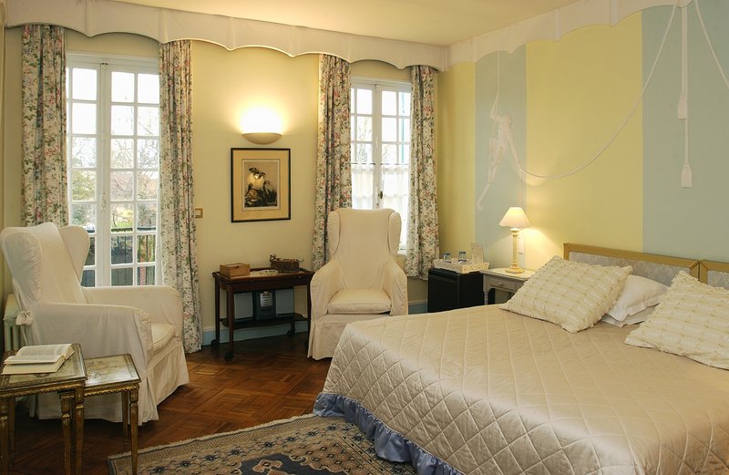 Chateau De Montreuil