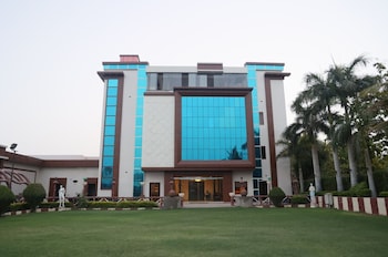 The Grand Siddharth Hotel,Pratap Nagar,3 star