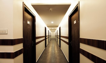Itsy Hotels Silver Keys,No 369/327/52/2, Hebbagudi Opp To Huskur Gate, Electronic City Post, Hosur Rd, Bengaluru, Karnataka 560100,3 star