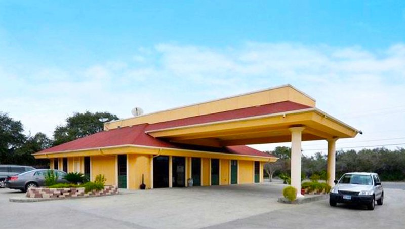 Oyo Hotel Ingleside Tx,2025 State Highway 361,2 star