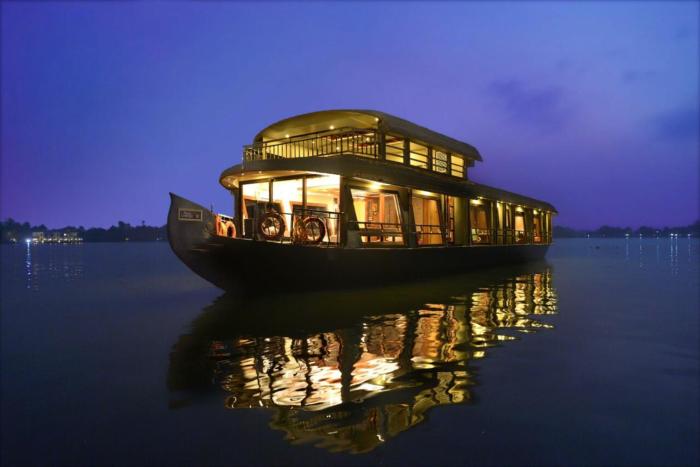 cosy houseboats