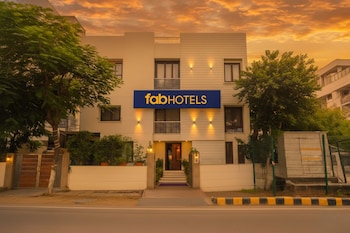 Fabhotel Rivlet Residency,DLF PHASE 3,3 star