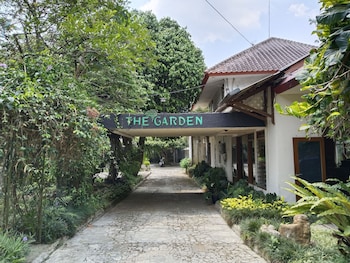 The Garden Family Guest House Powered By Cocotel.,Ciawi>>Bogor,3 star