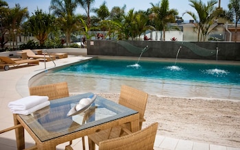 elston apartments q stay