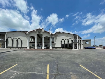 studio 6 tulsa ok central