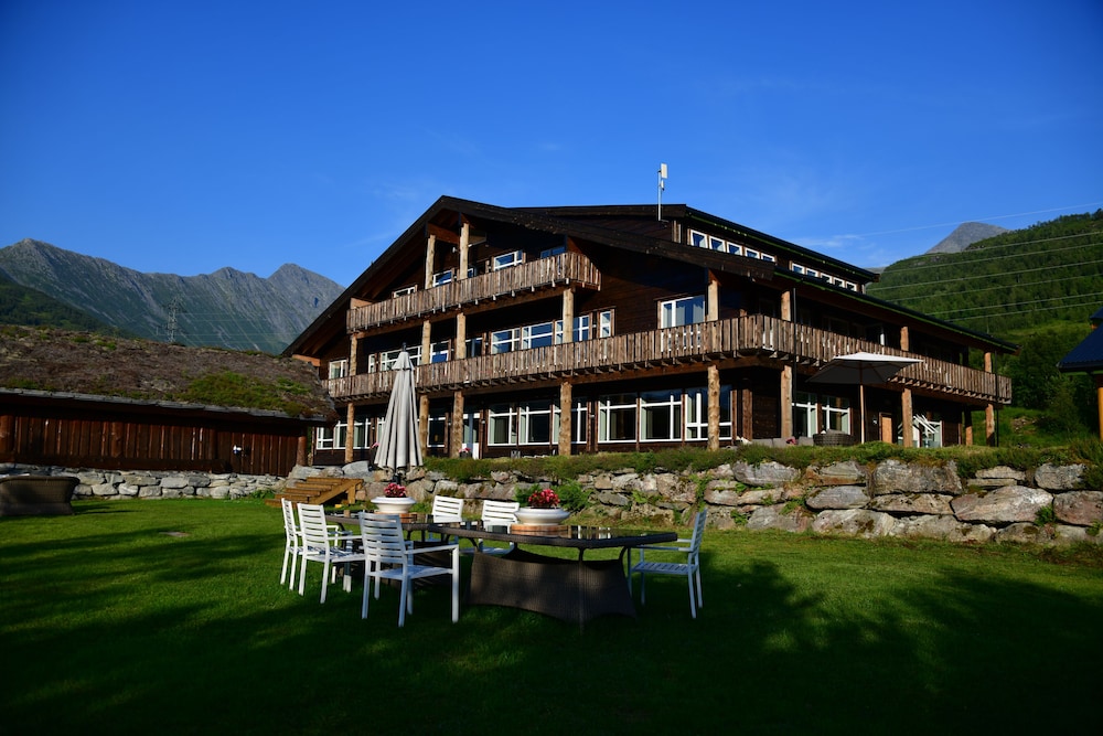 Blatind Boutique Hotel,Stordal>>Ikornnes,4 star