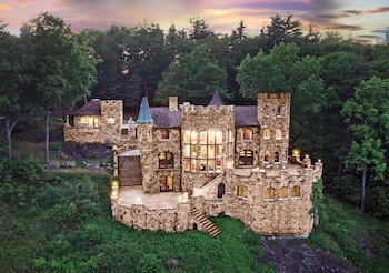 Highlands Castle Overlooking Lake George.. Plus 2 Other Castles!,Lake George>>Bolton Landing,3 star