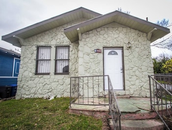 cozy 2br 1ba near downtown sleeps 8