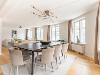 sanders regent chic 3 bdr apt w balcony