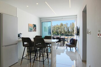 phaedrus living seaside executive flat harbour 203