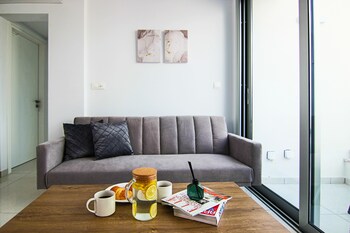 phaedrus living seaside executive flat harbour 204