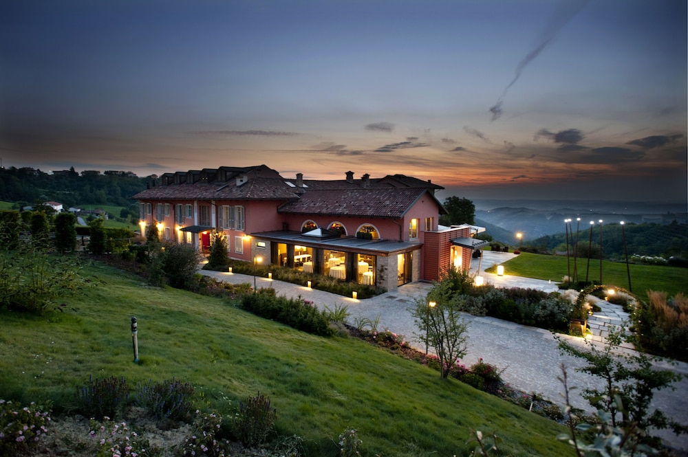 Relais Villa D'amelia,Benevello>>Alba,4 star