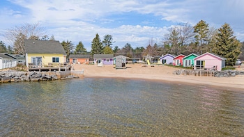 Aloha Beach Club Resort,Oscoda>>East Tawas,3.5 star