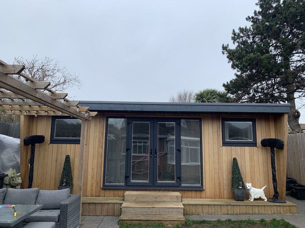 lodge air con free parking mini bar