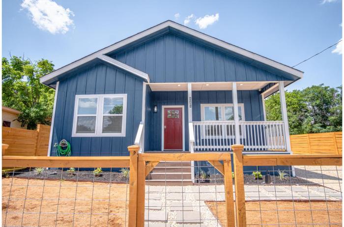 beautiful fenced 3br 2ba near exciting downtown
