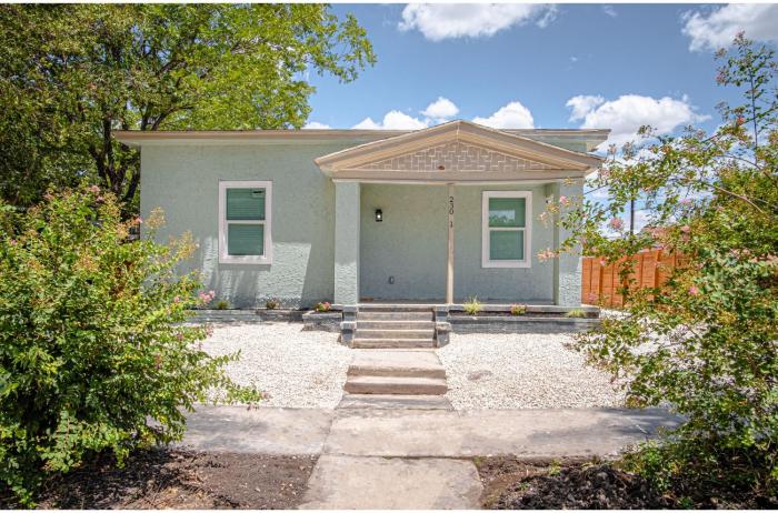 cozy and lovely 2br 2ba apt a near lively downtown