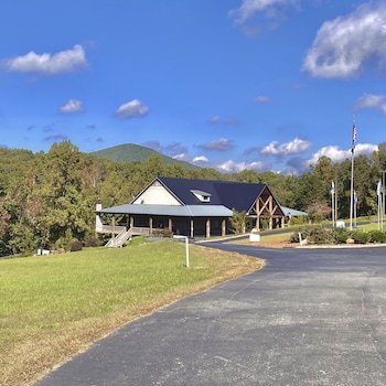 The Copperhead Lodge,Brasstown>>Blairsville,2.5 star