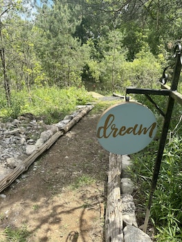 Dreamers Writing Farm,South Bruce Peninsula>>Georgian Bluffs,1.5 star
