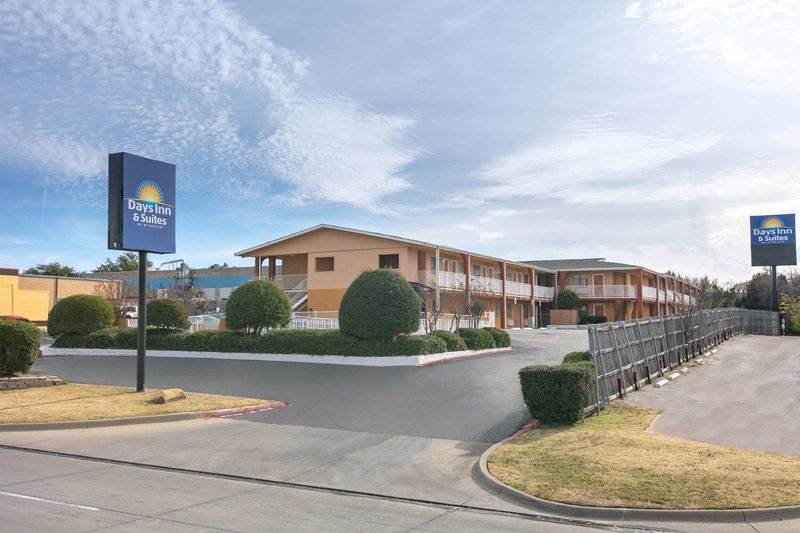 days inn and suites by wyndham arlington near six flags