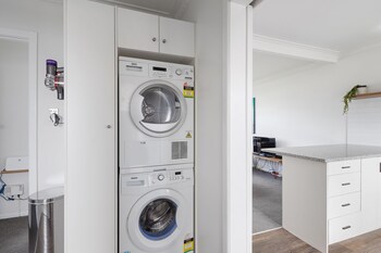 Renovated Takapuna 2Br Apt - Parking,Milford>>Auckland,3 star