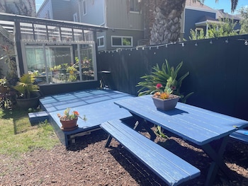 B-Love's Guest House,Oakland>>Alameda,2 star