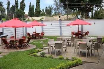 queens court hotel