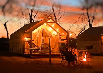11 Blue River Camp - Glamping Cabin,Kingsbury>>Guadalupe County,3 star