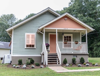 Clemson Memorabilia House,Clemson>>Anderson,3 star