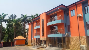 madakis executive suites