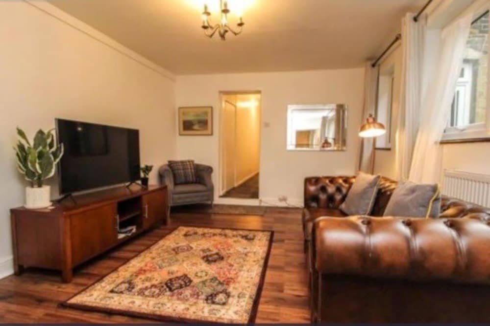 Charming 2-Bed Apartment In Brentwood Free Parking