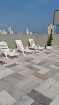 edificio com piscina 1 vaga garagem a 450m da praia enseada guaruja sp